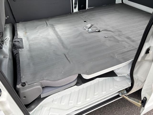 ミニキャブバン ＣＤ　禁煙車　３速ＡＴ　ハイルーフ　社外ＵＳＢオーディオ　ＦＭ／ＡＭ　ＥＴＣ　純正ラバーマット　集中ドアロック　リヤガラスフィルム　ヘッドライトレベライザー　スペアタイヤ（33枚目）