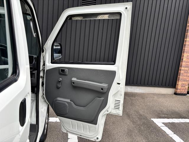 ミニキャブバン ＣＤ　禁煙車　３速ＡＴ　ハイルーフ　社外ＵＳＢオーディオ　ＦＭ／ＡＭ　ＥＴＣ　純正ラバーマット　集中ドアロック　リヤガラスフィルム　ヘッドライトレベライザー　スペアタイヤ（40枚目）