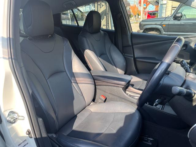 プリウス Ｓツーリングセレクション　禁煙　モデリスタフルエアロ　ＩＣＳ　純正９型ナビ　フルセグ　ＢＴ音楽　ステリモ　Ｒカメラ　ＥＴＣ　フル合皮　シートヒーター　ＴＳＳ　レーダークルコン　ＬＥＤヘッド＆フォグ　シートリフター　社外１８ＡＷ（11枚目）