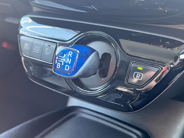 プリウス Ｓツーリングセレクション　禁煙　モデリスタフルエアロ　ＩＣＳ　純正９型ナビ　フルセグ　ＢＴ音楽　ステリモ　Ｒカメラ　ＥＴＣ　フル合皮　シートヒーター　ＴＳＳ　レーダークルコン　ＬＥＤヘッド＆フォグ　シートリフター　社外１８ＡＷ（21枚目）