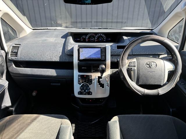 ヴォクシー Ｘ　Ｌエディション　禁煙車　両側パワスラ　スマートキー　プッシュスタート　純正ＳＤナビ　フルセグ　バックカメラ　ＢＴ音楽　ＥＴＣ　ステリモ　３６０度ドラレコ　ＨＩＤヘッドライト　オートライト　シートリフター　アームレスト（3枚目）