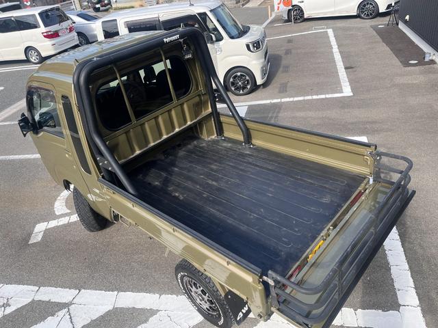 ハイゼットトラック ジャンボ　禁煙車　パートタイム４ＷＤ　ＳＡＭＵＲＡＩＰＩＣＫリフトアップ（２インチ）　１４ＡＷ　オープンカントリーＲ／Ｔホワイトレター　アオリゲート　荷台ロールバー　ＬＥＤヘッド＆フォグ　オートライト　キーレス（3枚目）