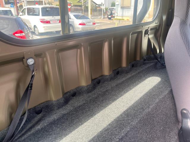 ハイゼットトラック ジャンボ　禁煙車　パートタイム４ＷＤ　ＳＡＭＵＲＡＩＰＩＣＫリフトアップ（２インチ）　１４ＡＷ　オープンカントリーＲ／Ｔホワイトレター　アオリゲート　荷台ロールバー　ＬＥＤヘッド＆フォグ　オートライト　キーレス（8枚目）