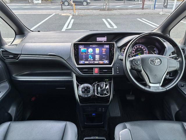 エスクァイア ハイブリッドＧｉ　禁煙車　ＴＲＤフルエアロ　アルパイン１０型ナビ・フリップダウンＭ　両パワ　フル合皮シート　シートヒーター　リヤオートエアコン　３６０度ドラレコ　ワイヤレス充電　フルセグＴＶ　ＢＴ音楽　ＬＥＤ　純正ＡＷ（3枚目）