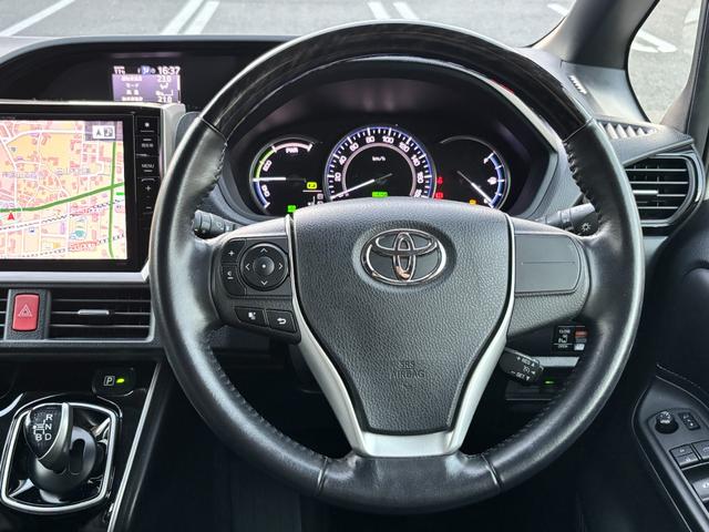 エスクァイア ハイブリッドＧｉ　禁煙車　ＴＲＤフルエアロ　アルパイン１０型ナビ・フリップダウンＭ　両パワ　フル合皮シート　シートヒーター　リヤオートエアコン　３６０度ドラレコ　ワイヤレス充電　フルセグＴＶ　ＢＴ音楽　ＬＥＤ　純正ＡＷ（9枚目）