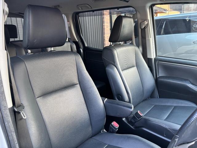 エスクァイア ハイブリッドＧｉ　禁煙車　ＴＲＤフルエアロ　アルパイン１０型ナビ・フリップダウンＭ　両パワ　フル合皮シート　シートヒーター　リヤオートエアコン　３６０度ドラレコ　ワイヤレス充電　フルセグＴＶ　ＢＴ音楽　ＬＥＤ　純正ＡＷ（10枚目）