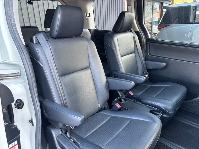 エスクァイア ハイブリッドＧｉ　禁煙車　ＴＲＤフルエアロ　アルパイン１０型ナビ・フリップダウンＭ　両パワ　フル合皮シート　シートヒーター　リヤオートエアコン　３６０度ドラレコ　ワイヤレス充電　フルセグＴＶ　ＢＴ音楽　ＬＥＤ　純正ＡＷ（12枚目）