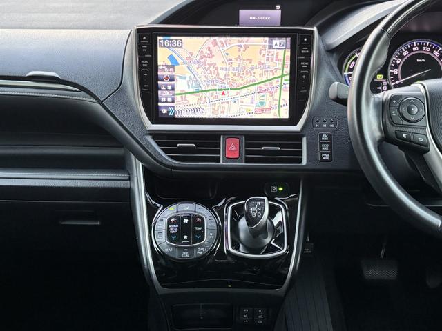 エスクァイア ハイブリッドＧｉ　禁煙車　ＴＲＤフルエアロ　アルパイン１０型ナビ・フリップダウンＭ　両パワ　フル合皮シート　シートヒーター　リヤオートエアコン　３６０度ドラレコ　ワイヤレス充電　フルセグＴＶ　ＢＴ音楽　ＬＥＤ　純正ＡＷ（17枚目）