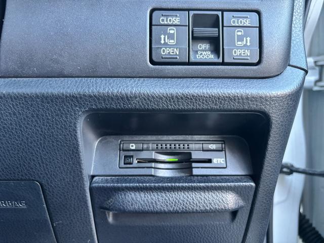 エスクァイア ハイブリッドＧｉ　禁煙車　ＴＲＤフルエアロ　アルパイン１０型ナビ・フリップダウンＭ　両パワ　フル合皮シート　シートヒーター　リヤオートエアコン　３６０度ドラレコ　ワイヤレス充電　フルセグＴＶ　ＢＴ音楽　ＬＥＤ　純正ＡＷ（30枚目）