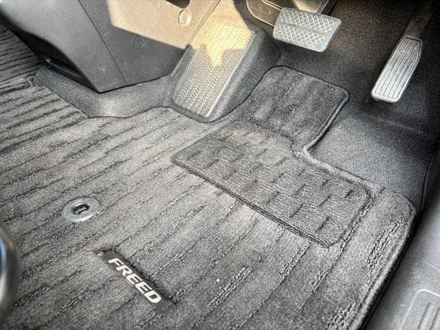 フリード クロスター・ホンダセンシング　１オーナー　禁煙　Ｃパッケージ　ＬＥＤヘッド　両側パワスラ　ルーフレール　純正９型ナビ　フルセグＴＶ　ＢＴ音楽　バックカメラ　レーダークルコン　ハーフレザー　シートヒーター　Ｒガラスフィルム　純正ＡＷ（33枚目）