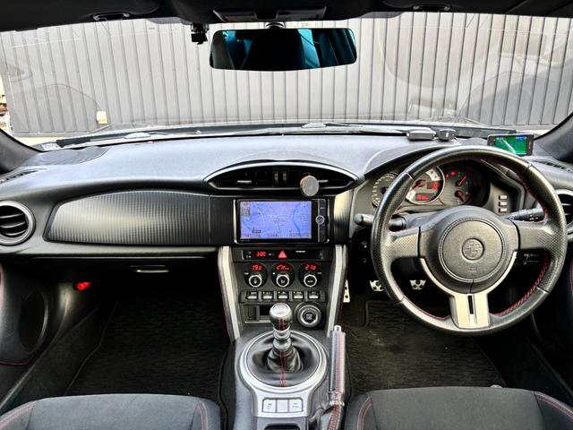 86 GT 禁煙車 6MT TRDドアスタビ 前後ソナー 純正SDナビ フルセグTV BT音楽 HIDヘッド Frフォグ オートライト トランクスポイラー Sキー 革巻H アルミペダル 電格ミラー 純正17AW(5枚目)