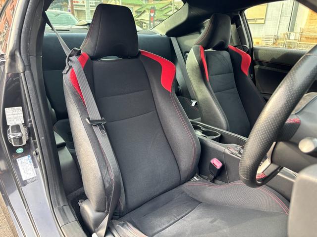 86 GT 禁煙車 6MT TRDドアスタビ 前後ソナー 純正SDナビ フルセグTV BT音楽 HIDヘッド Frフォグ オートライト トランクスポイラー Sキー 革巻H アルミペダル 電格ミラー 純正17AW(9枚目)