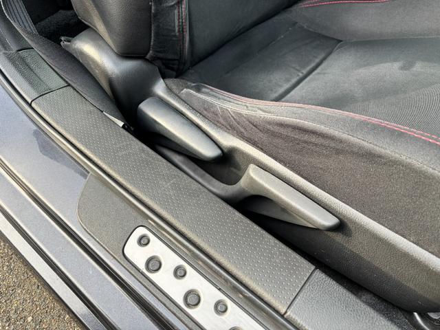 86 GT 禁煙車 6MT TRDドアスタビ 前後ソナー 純正SDナビ フルセグTV BT音楽 HIDヘッド Frフォグ オートライト トランクスポイラー Sキー 革巻H アルミペダル 電格ミラー 純正17AW(11枚目)