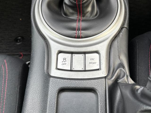 86 GT 禁煙車 6MT TRDドアスタビ 前後ソナー 純正SDナビ フルセグTV BT音楽 HIDヘッド Frフォグ オートライト トランクスポイラー Sキー 革巻H アルミペダル 電格ミラー 純正17AW(16枚目)