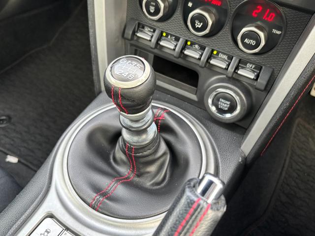 86 GT 禁煙車 6MT TRDドアスタビ 前後ソナー 純正SDナビ フルセグTV BT音楽 HIDヘッド Frフォグ オートライト トランクスポイラー Sキー 革巻H アルミペダル 電格ミラー 純正17AW(17枚目)