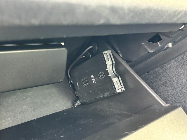 86 GT 禁煙車 6MT TRDドアスタビ 前後ソナー 純正SDナビ フルセグTV BT音楽 HIDヘッド Frフォグ オートライト トランクスポイラー Sキー 革巻H アルミペダル 電格ミラー 純正17AW(22枚目)