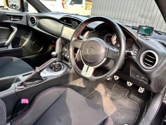 86 GT 禁煙車 6MT TRDドアスタビ 前後ソナー 純正SDナビ フルセグTV BT音楽 HIDヘッド Frフォグ オートライト トランクスポイラー Sキー 革巻H アルミペダル 電格ミラー 純正17AW(26枚目)