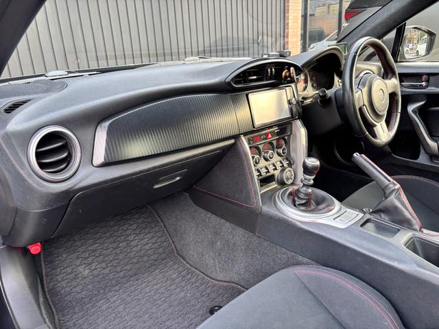 86 GT 禁煙車 6MT TRDドアスタビ 前後ソナー 純正SDナビ フルセグTV BT音楽 HIDヘッド Frフォグ オートライト トランクスポイラー Sキー 革巻H アルミペダル 電格ミラー 純正17AW(28枚目)