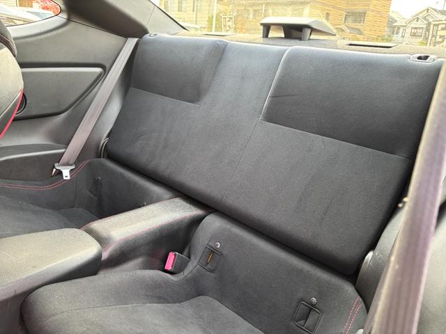 86 GT 禁煙車 6MT TRDドアスタビ 前後ソナー 純正SDナビ フルセグTV BT音楽 HIDヘッド Frフォグ オートライト トランクスポイラー Sキー 革巻H アルミペダル 電格ミラー 純正17AW(32枚目)