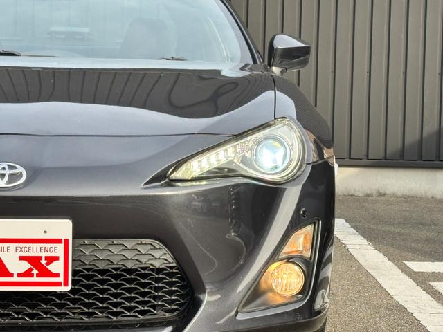 86 GT 禁煙車 6MT TRDドアスタビ 前後ソナー 純正SDナビ フルセグTV BT音楽 HIDヘッド Frフォグ オートライト トランクスポイラー Sキー 革巻H アルミペダル 電格ミラー 純正17AW(35枚目)