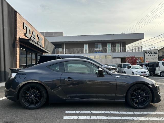 86 GT 禁煙車 6MT TRDドアスタビ 前後ソナー 純正SDナビ フルセグTV BT音楽 HIDヘッド Frフォグ オートライト トランクスポイラー Sキー 革巻H アルミペダル 電格ミラー 純正17AW(46枚目)