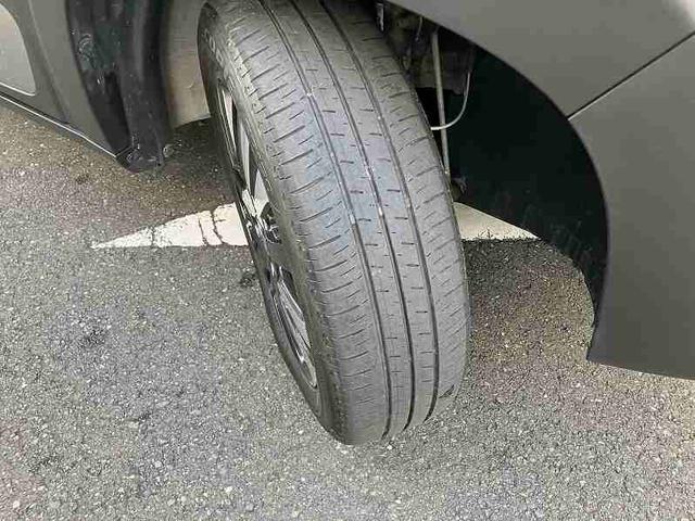 高年式で走行距離も少ないため、タイヤの残り溝もタップリあります！！