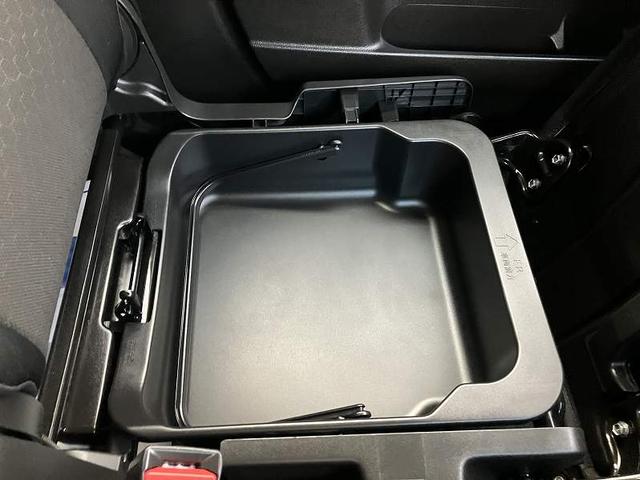助手席を跳ね上げると取り外し可能な収納ボックスがあります！！