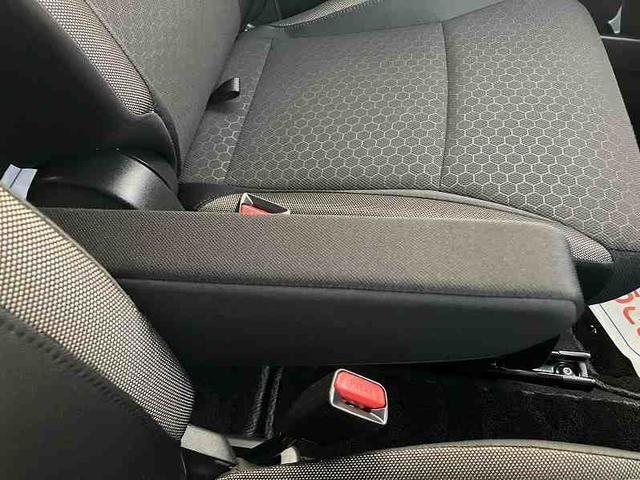 アームレスト付きなので長時間ドライブも快適です♪立てて格納しておけば運転席、助手席の移動もラクラクです☆