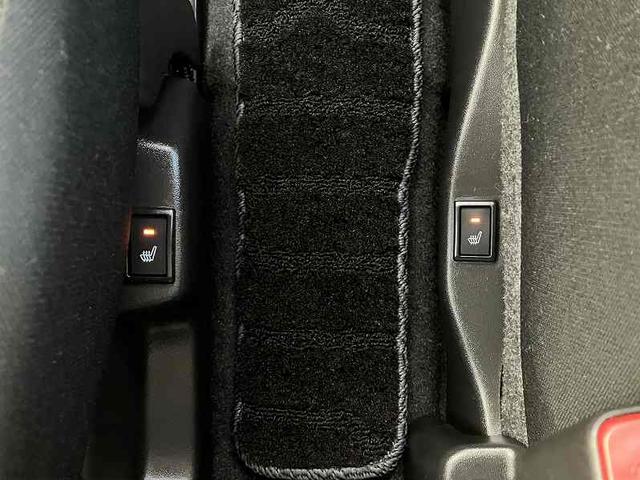 運転席・助手席シートヒーター付きです！！冬場は嬉しい機能です♪スイッチを押すとシートの座面が暖かくなります！！
