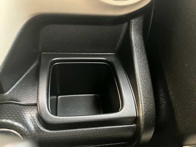 運転席・助手席にそれぞれドリンクホルダーがあります！！