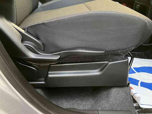 シートリフター付きです！！チルトステアリングと組み合わせて、最適なドライビングポジションに調整していただけます！！