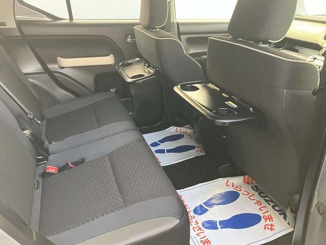 後席にはシートバックテーブルがあります！！ドリンクホルダー付きなので、ドライブの休憩にもお使い頂けます！！
