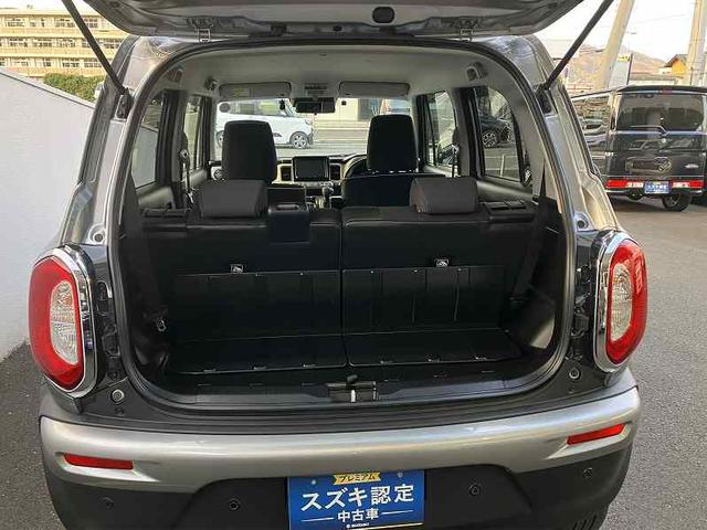 ４人乗車でも十分な荷室スペースです！！後席をスライドさせることで柔軟にお使い頂けます！！