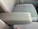 アームレスト付きなので長時間ドライブも快適です♪立てて格納しておけば運転席、助手席の移動もラクラクです☆