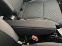 アームレスト付きなので長時間ドライブも快適です♪立てて格納しておけば運転席、助手席の移動もラクラクです☆