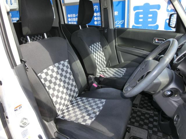 運転席は足元も広く快適です！
