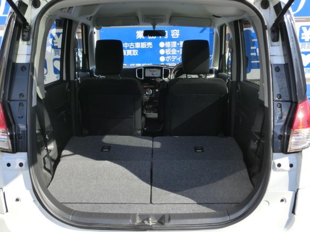 サードシートは跳ね上げ式になっております。従来のように手間をかけなくても簡単に跳ね上がります。