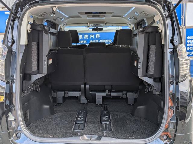 サードシートは跳ね上げ式になっております。従来のように手間をかけなくても簡単に跳ね上がります。