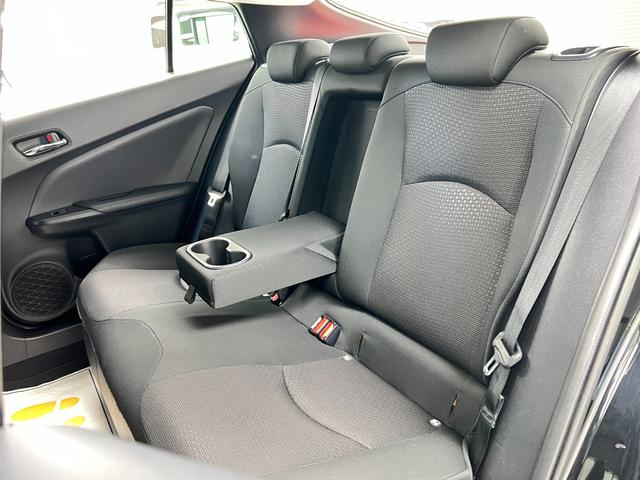 プリウス Ｓ　ガングリップコンビハンドル／１９インチＡＷ／バックカメラ／ビルトインＥＴＣ／クルーズコントロール／車線逸脱警報／トヨタセーフティセンス／Ｂｌｕｅｔｏｏｔｈ接続／エアロ／スモーク／ローダウン／イカリング（37枚目）