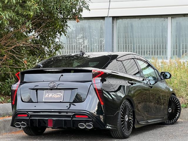 プリウス A ヘッドアップディスプレイ/ブラインドスポットモニター/ガングリップコンビハンドル/19インチホイール/ワイヤレス充電器/バックカメラ/ETC/クルコン/ヴァルド/イカリング/TSS/フォグ/エアロ(2枚目)