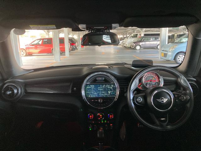 ＭＩＮＩ ジョンクーパーワークス　ＨＤＤナビ　バックモニター　ＥＴＣ　ＬＥＤライト　カーテンエアバッグ　インテリジェントキー　禁煙車（4枚目）
