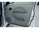 【運転席ドアトリム】収納ポケットが付いたドアトリムです。スピーカーが装備されています。