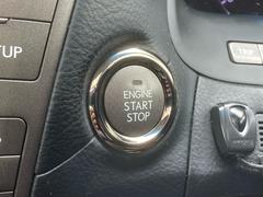 【プッシュスタートエンジン】スマートキーが車内にある状態でボタンを押すとエンジンが始動します。 7