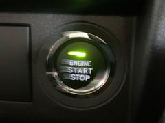 【プッシュスタートエンジン】スマートキーが車内にある状態でボタンを押すとエンジンが始動します。 4