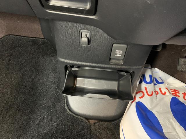 N-BOXカスタム G・Lターボホンダセンシング ETC ホンダセンシング クルーズコントロール ハーフレザーシート パドルシフト ステアリングスイッチ オートライト シーケンシャルパターンランプ  USB充電ソケット LEDヘッドライト(12枚目)