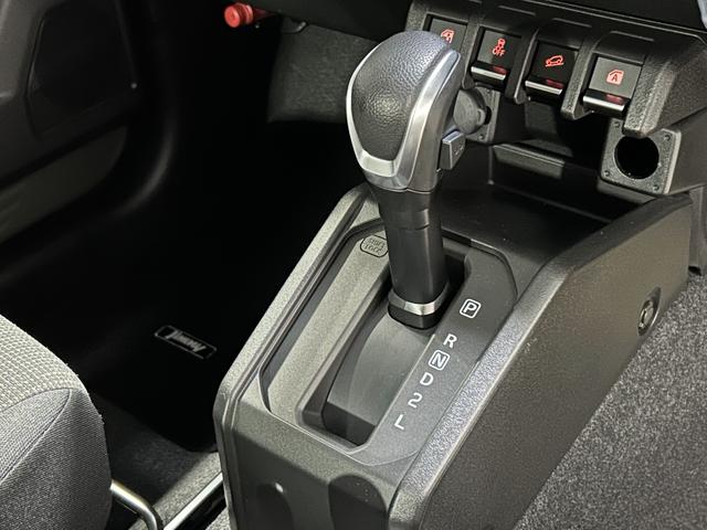 ジムニー ＸＣ　保証付き　修復歴無　４ＷＤ　ターボ　４速ＡＴ　ＤＳＢＳ　ＥＳＣ　レーンアシスト　クルコン　シートヒーター　ＨＤＣ　ＬＥＤオートライト　フォグ　純正１６インチＡＷ　Ｐスタート　Ａストップ　スマートキー（69枚目）