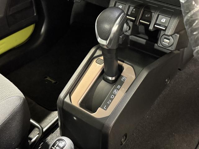 ジムニー ＸＣ　保証付　修復歴無　４ＷＤ　ターボ　ＥＴＣ　Ｂカメ　シートＨ　ＤＳＢＳ　レーンアシスト　クルコン　ＨＤＣ　ＬＥＤオートライト　フォグ　Ｐスタ　フルセグナビ　ＢＴ　ＤＶＤ　ステリモ　純正１６ＡＷ　Ｗレター（12枚目）