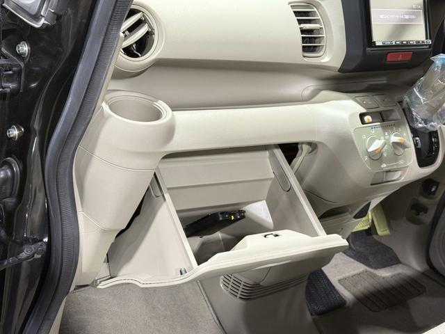 N-BOX G 保証付き 修復歴無 ETC フルセグナビTV DVD CD 横滑り防止 Pスタート アイドリングストップ スマートキー 電格ミラー レベライザー ベンチシート 両側スライド ナビ装着用スペシャルPKG(68枚目)