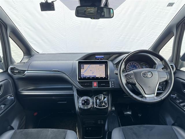 エスクァイア ハイブリッドＧｉプレミアムパッケジブラックテーラード　フルセグ　メモリーナビ　ＤＶＤ再生　ミュージックプレイヤー接続可　バックカメラ　衝突被害軽減システム　ＥＴＣ　ドラレコ　両側電動スライド　ＬＥＤヘッドランプ　乗車定員７人　３列シート　ワンオーナー（3枚目）