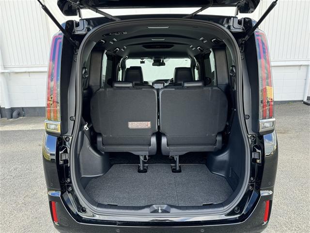 エスクァイア ハイブリッドＧｉプレミアムパッケジブラックテーラード　フルセグ　メモリーナビ　ＤＶＤ再生　ミュージックプレイヤー接続可　バックカメラ　衝突被害軽減システム　ＥＴＣ　ドラレコ　両側電動スライド　ＬＥＤヘッドランプ　乗車定員７人　３列シート　ワンオーナー（4枚目）